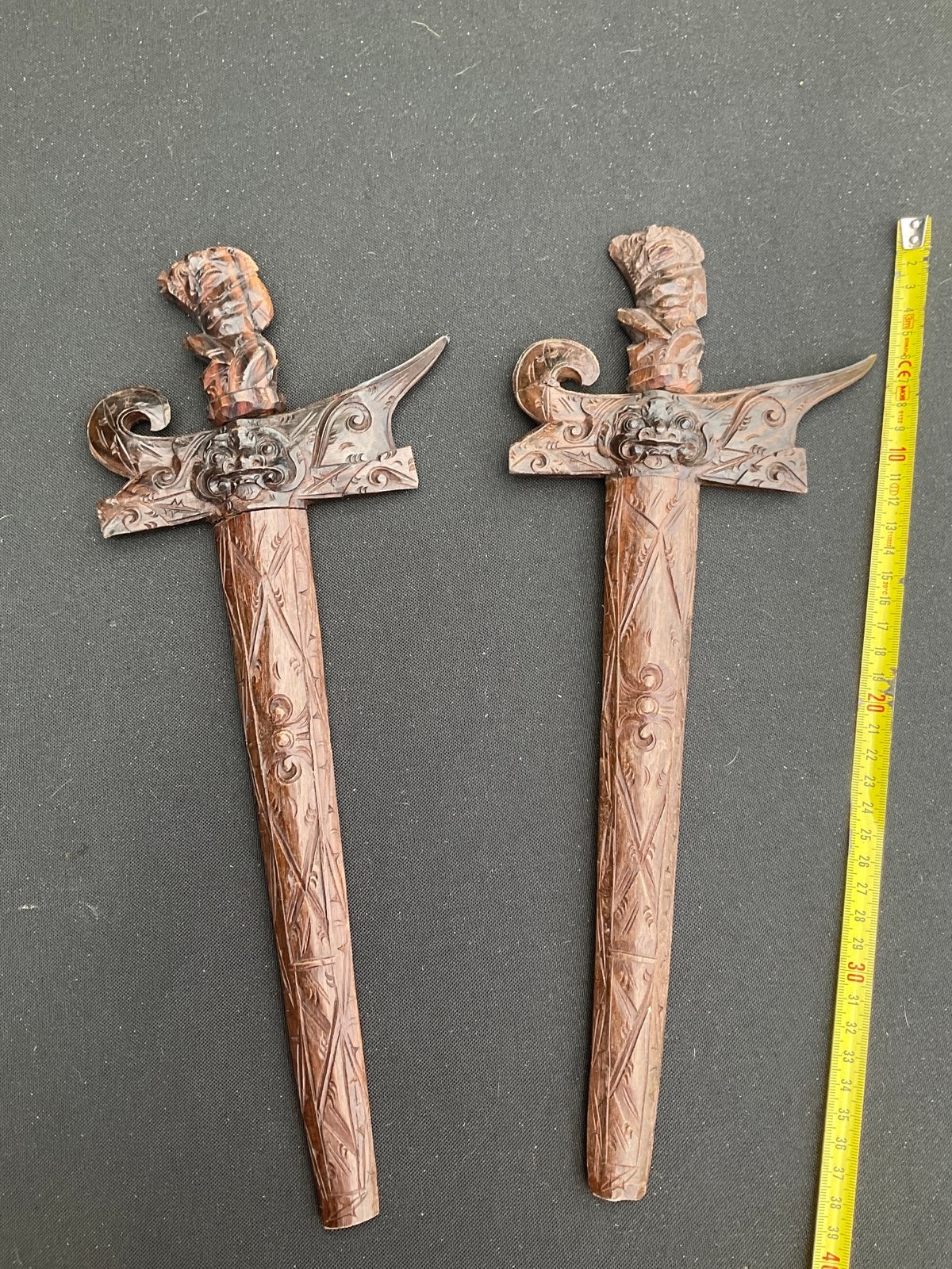 Set van 2 handgesneden houten Kris dolken met schede, Antiek en Kunst, Ophalen
