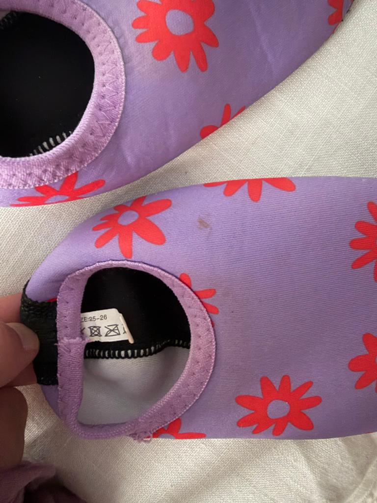Leuke paarse zwemschoentjes met bloemetjes maat 25-26, Kinderen en Baby's, Babykleding | Baby-zwemkleding, Ophalen, Meisje, Overige maten