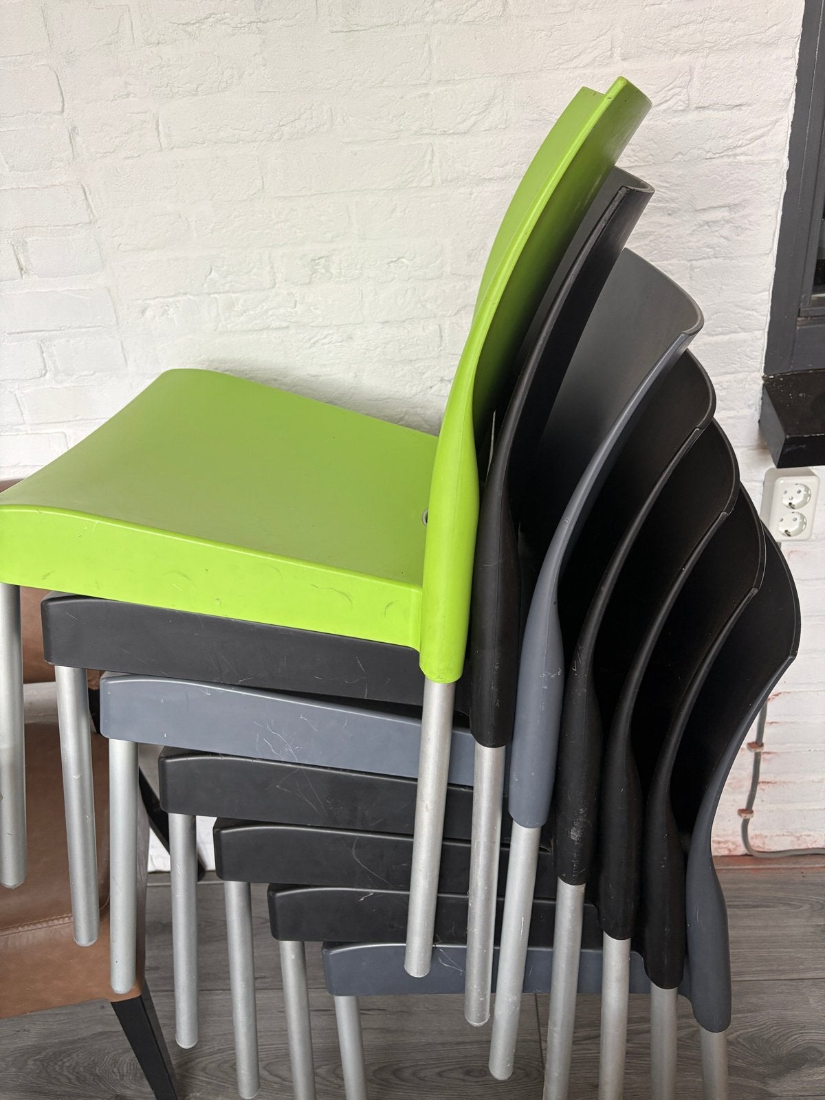 Stapelbare stoelen - Groen, zwart en grijs - Gebruikt, Ophalen, Kunststof, Gebruikt, Overige kleuren