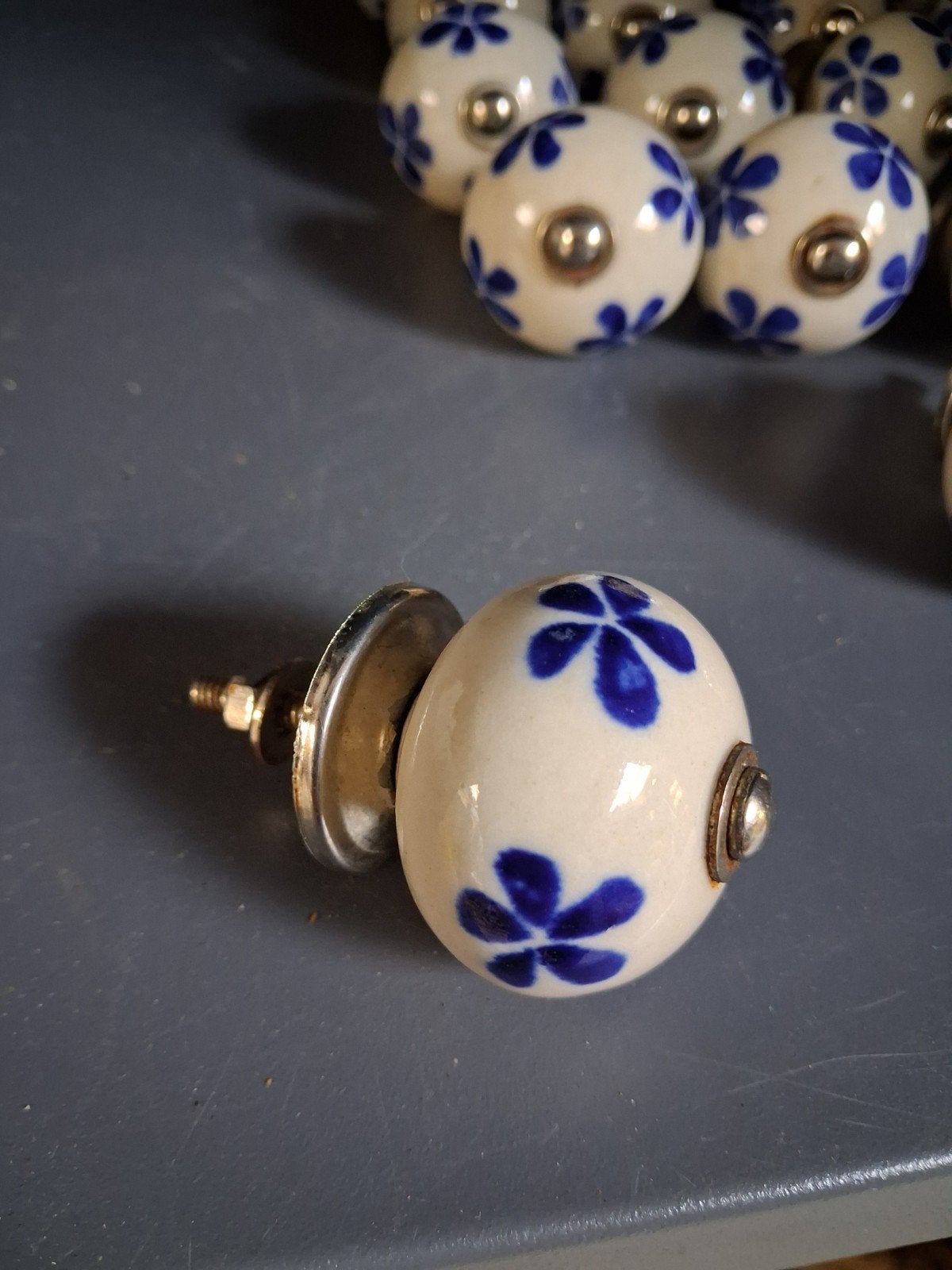 16 Porseleinen Kastknoppen met Blauw Bloemmotief, Meerkleurig, Ophalen of Verzenden, Steen/keramiek, Gebruikt