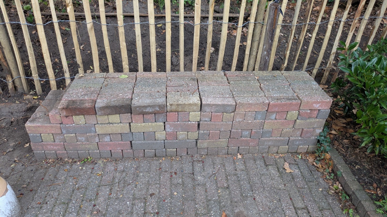 Gele, rode en paarse stenen - ca. 10m2 (21x7x7 cm), Doe-het-zelf en Verbouw, Ophalen, Gebruikt, Bakstenen