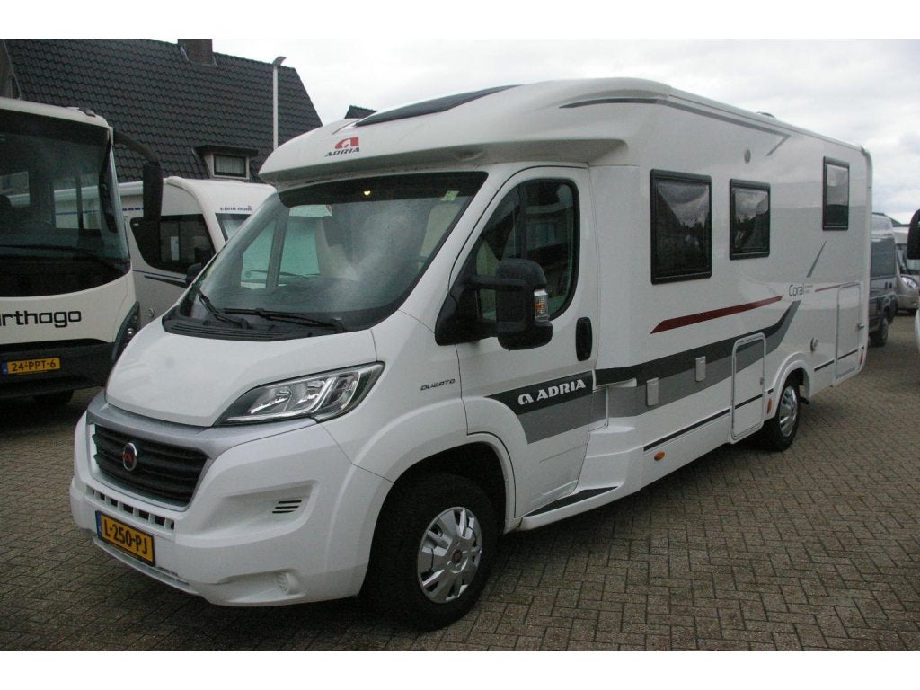 Adria Coral Supreme S 690 SC Queensbed, Garage, Alde, Caravans en Kamperen, Campers, Luifel, Fiat, Vloeistofverwarming, Bedrijf