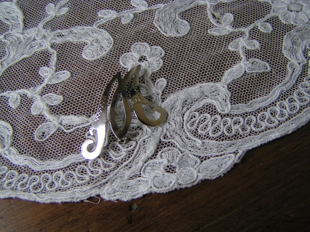 Zilveren Broche letter M, Overige materialen, Minder dan 4 cm, Ophalen of Verzenden, Zo goed als nieuw