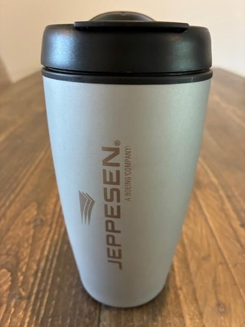 Meeneem koffiebeker van Jeppesen, Verzamelen, Luchtvaart en Vliegtuigspotten, Ophalen of Verzenden, Zo goed als nieuw, Overige typen