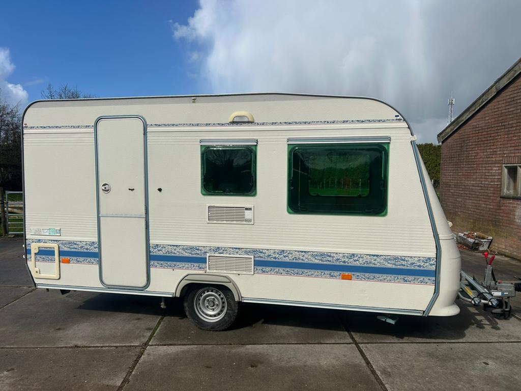 Adria unica 390DS 4 pers lichtgewicht met voortent en bovag, Caravans en Kamperen, Caravans, Standaardzit, Bedrijf, Adria, 4 tot 5 meter