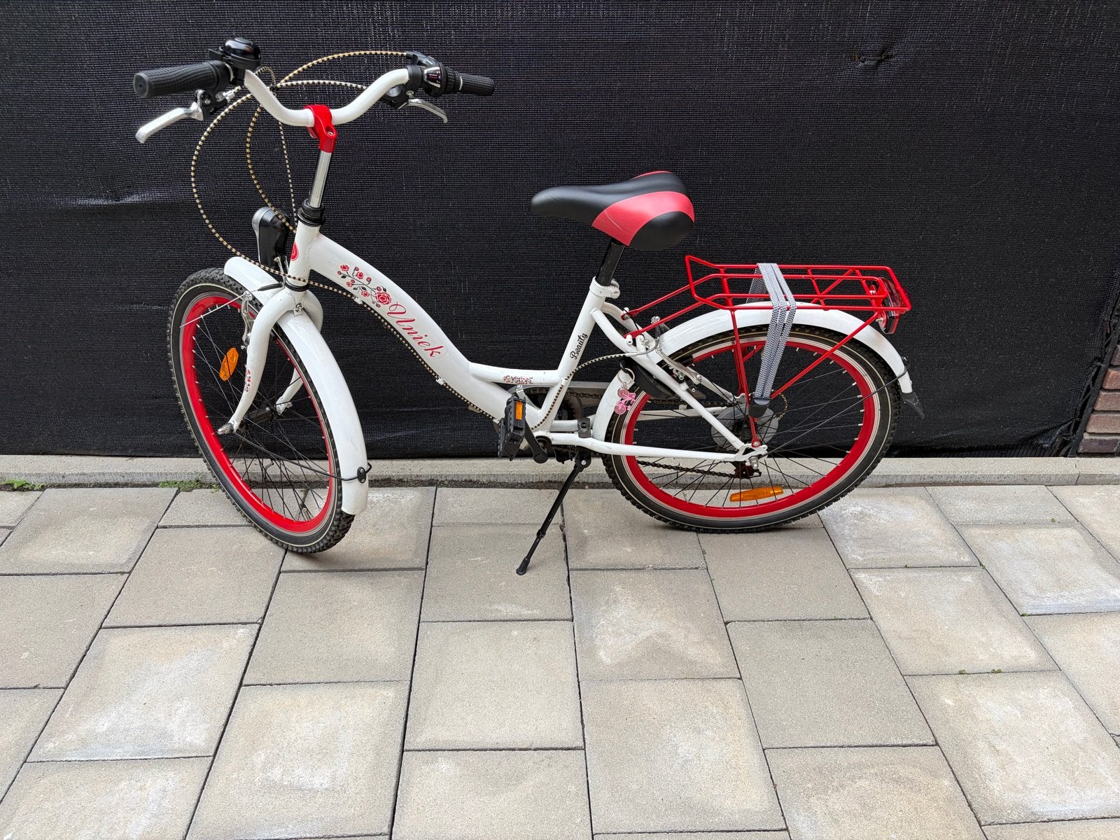 Witte kinderfiets 24 inch met rode accenten en bagagedrager, Ophalen, Zo goed als nieuw, Velgrem, 20 inch of meer