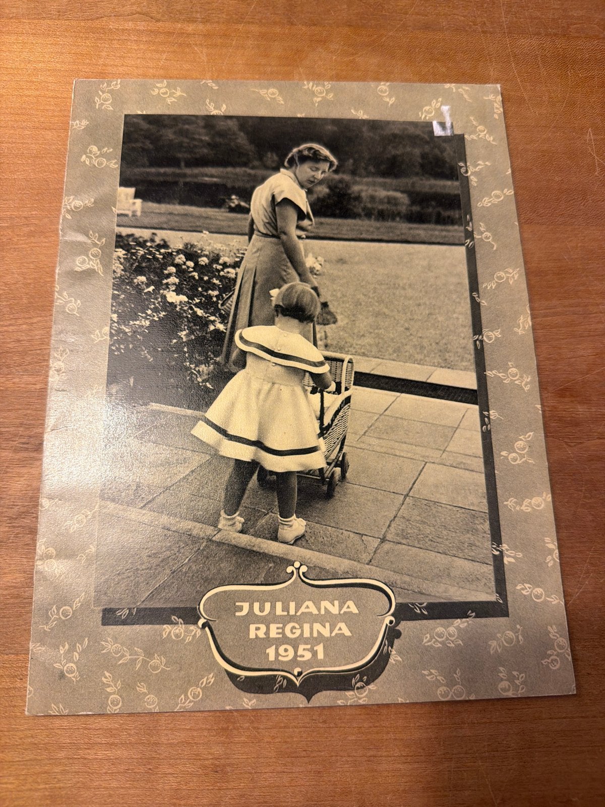 Juliana Regina 1951 - Koninklijk Gezin Catalogus, Boeken, Ophalen of Verzenden, Gelezen, Catalogus