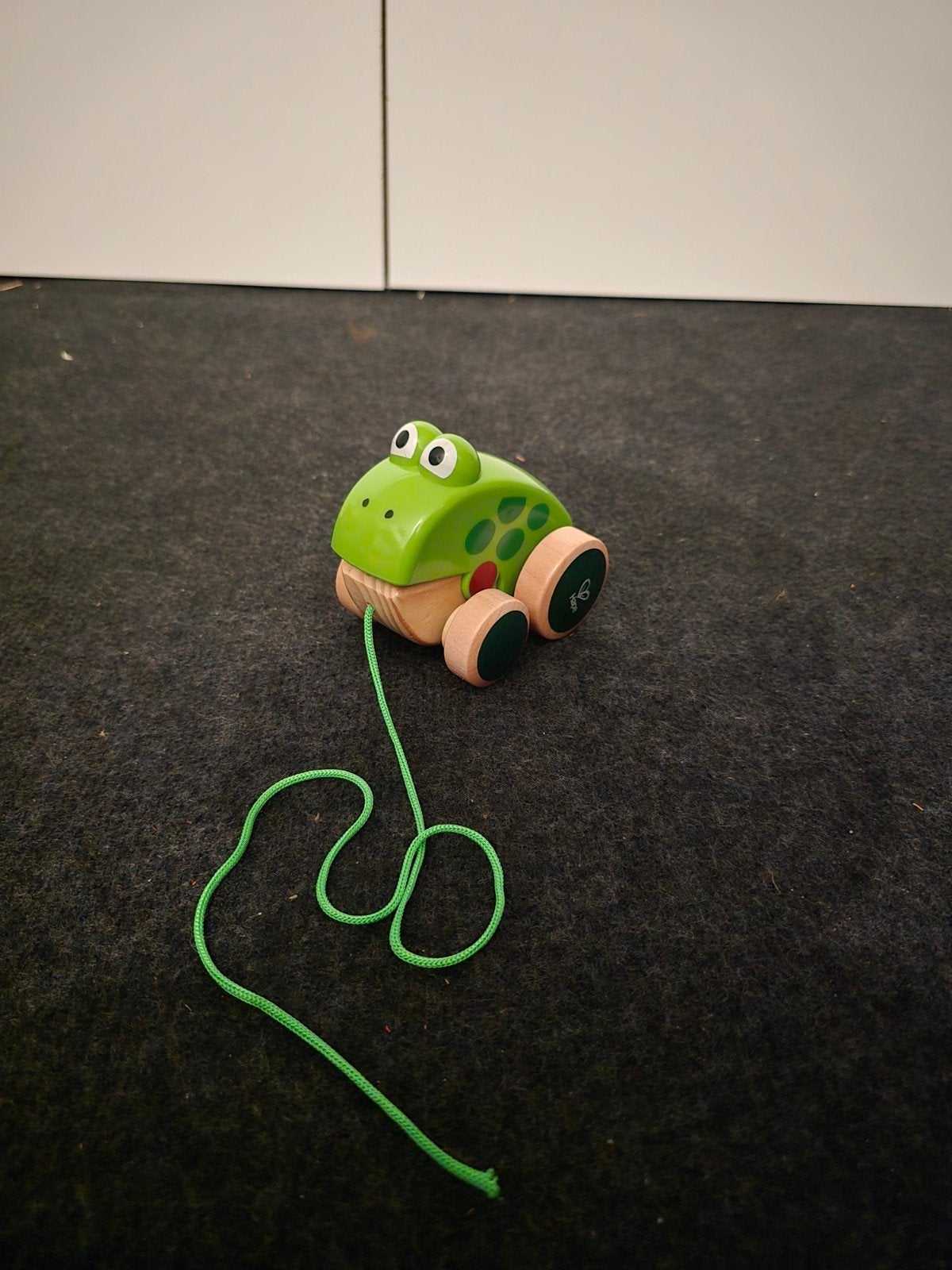Houten trekfiguur kikker - Hape, Ophalen of Verzenden, Gebruikt, Overige typen, Met wieltjes