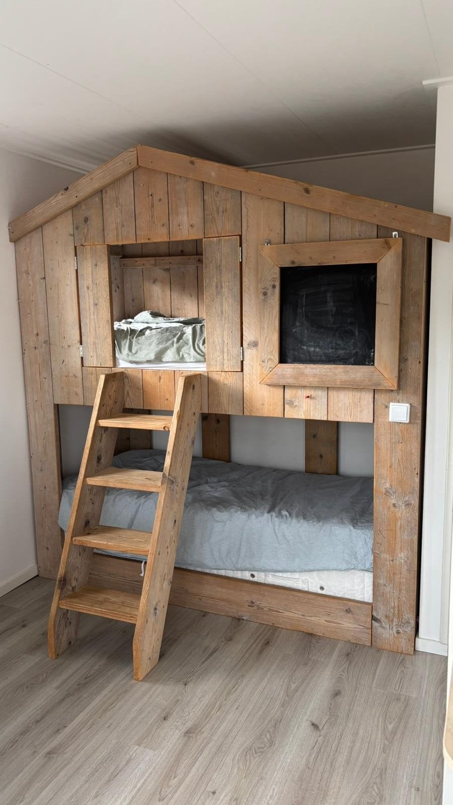 Uniek handgemaakt houten stapelbed/hoogslaper, Huis en Inrichting, Slaapkamer | Stapelbedden en Hoogslapers, Ophalen, 90 cm, Eenpersoons