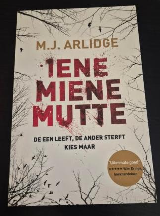 Iene Miene Mutte  M.J. Arlidge Thriller, Boeken, Thrillers, Ophalen of Verzenden, Gelezen