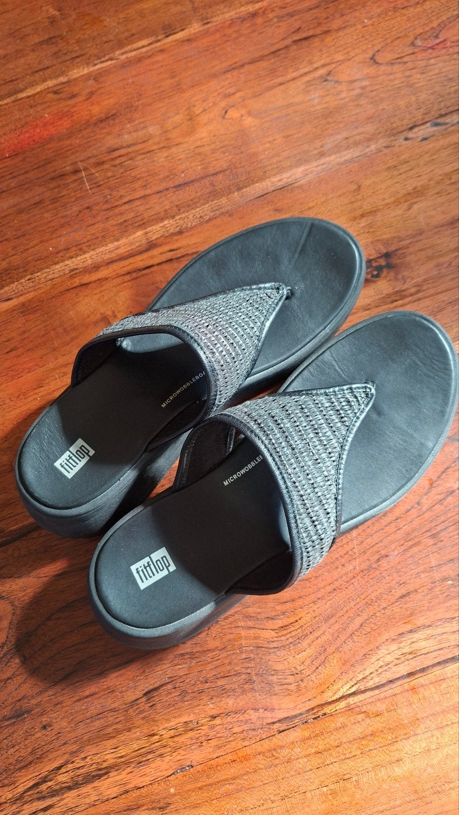 Fitflop slippers maat 42 - twee keer gedragen, Slippers, Zwart, Ophalen of Verzenden, Zo goed als nieuw