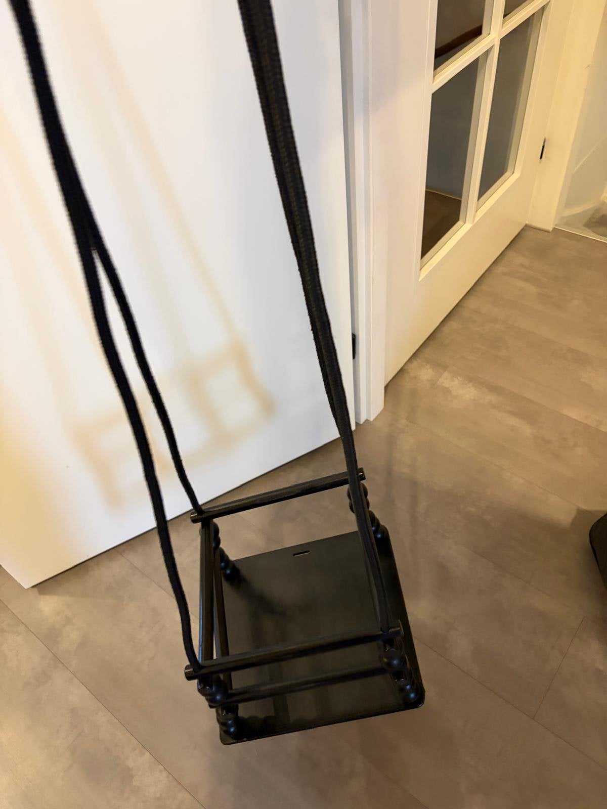 Zwarte houten schommel van Done by Deer, Kinderen en Baby's, Ophalen, Zo goed als nieuw