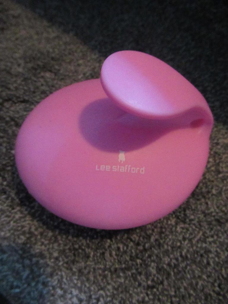 Lee Stafford - SHAMPOO MASSAGE BRUSH, Ophalen of Verzenden, Nieuw, Kam of Borstel