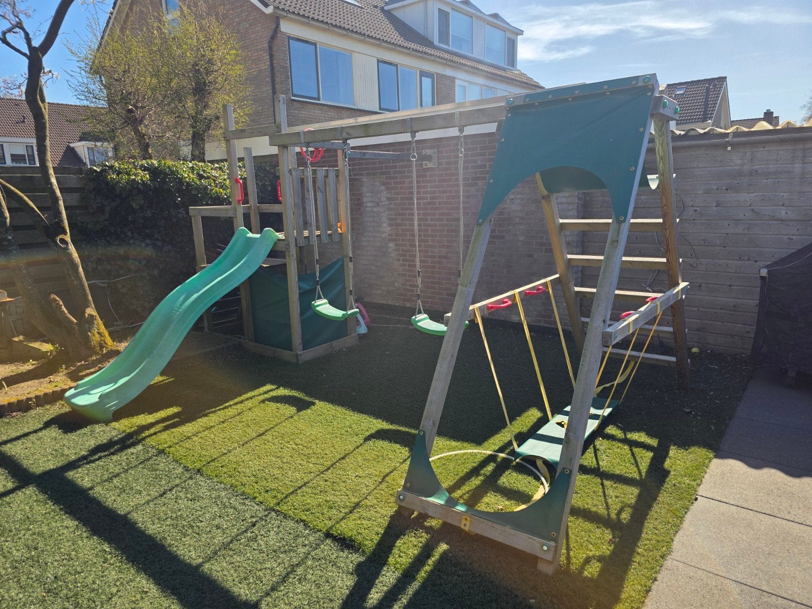 Grote Houten Speeltoren met Glijbaan en Schommels, Kinderen en Baby's, Speelgoed | Buiten | Speeltoestellen, Ophalen, Gebruikt