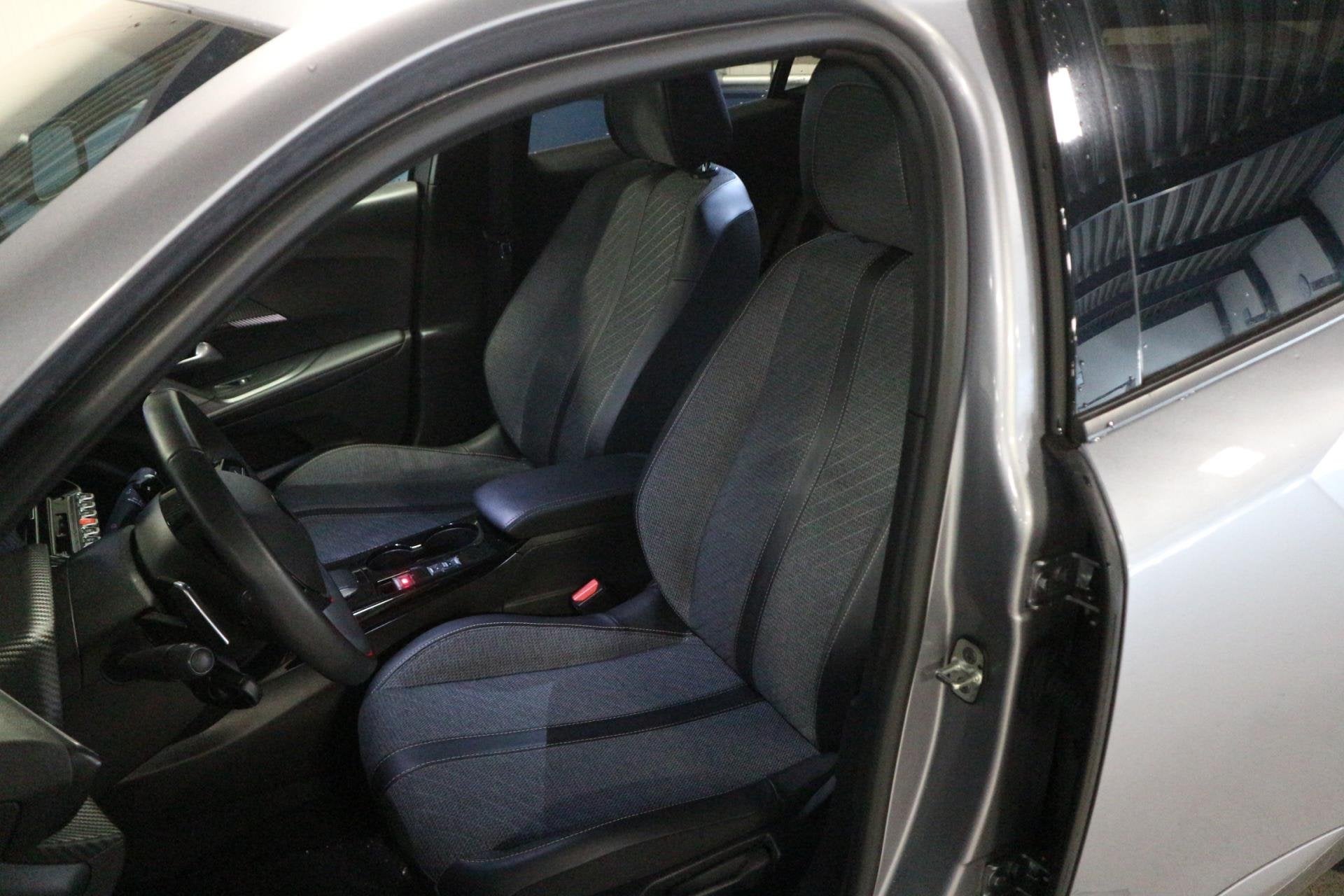 Peugeot 2008 1.2 PureTech 100 Allure 12 MAANDEN GARANTIE/ NI, Gebruikt, Euro 6, 1199 cc, 1180 kg