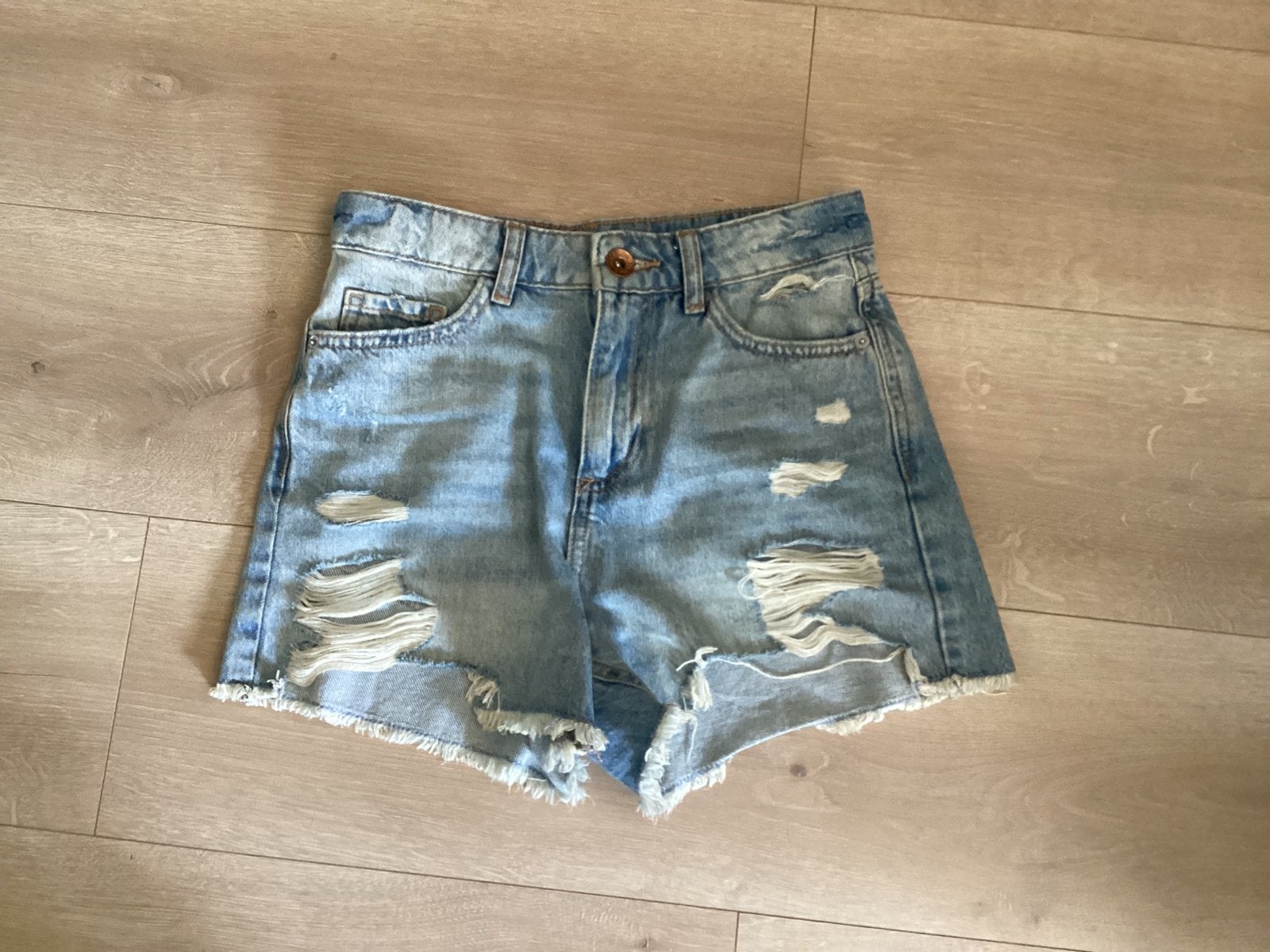 Korte spijkerbroek lichtblauw FB sister XXS, Ophalen of Verzenden, Zo goed als nieuw, Blauw, W27 (confectie 34) of kleiner