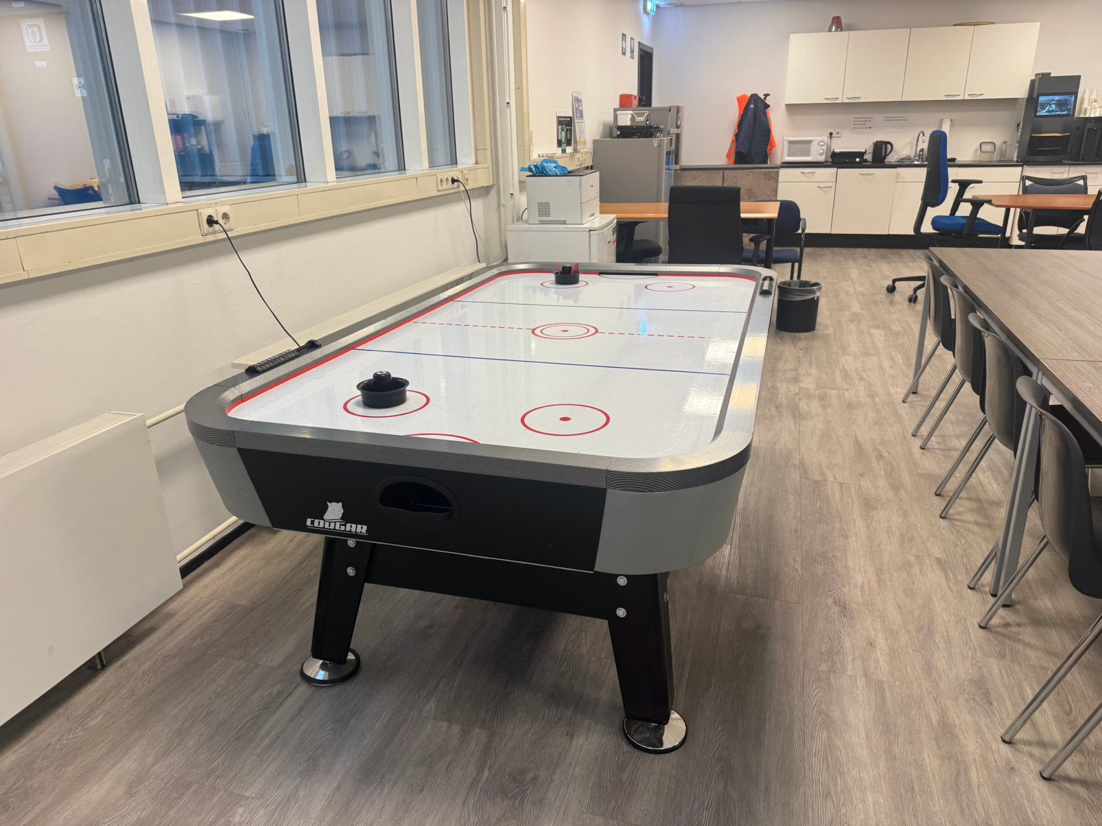 Foto 2 van Airhockeytafel Cougar - Compleet en goed werkend