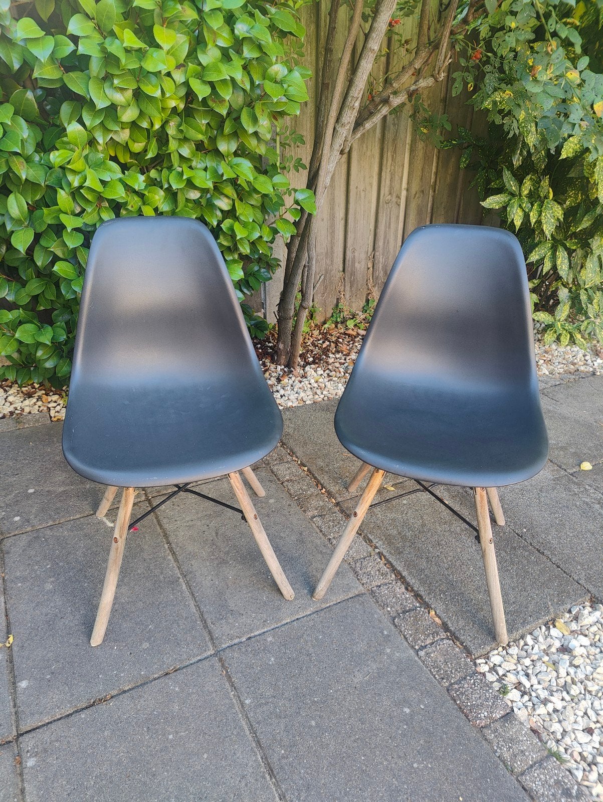 Twee zwarte stoelen met houten poten, Huis en Inrichting, Stoelen, Gebruikt, Twee, Modern, Scandinavisch, Zwart