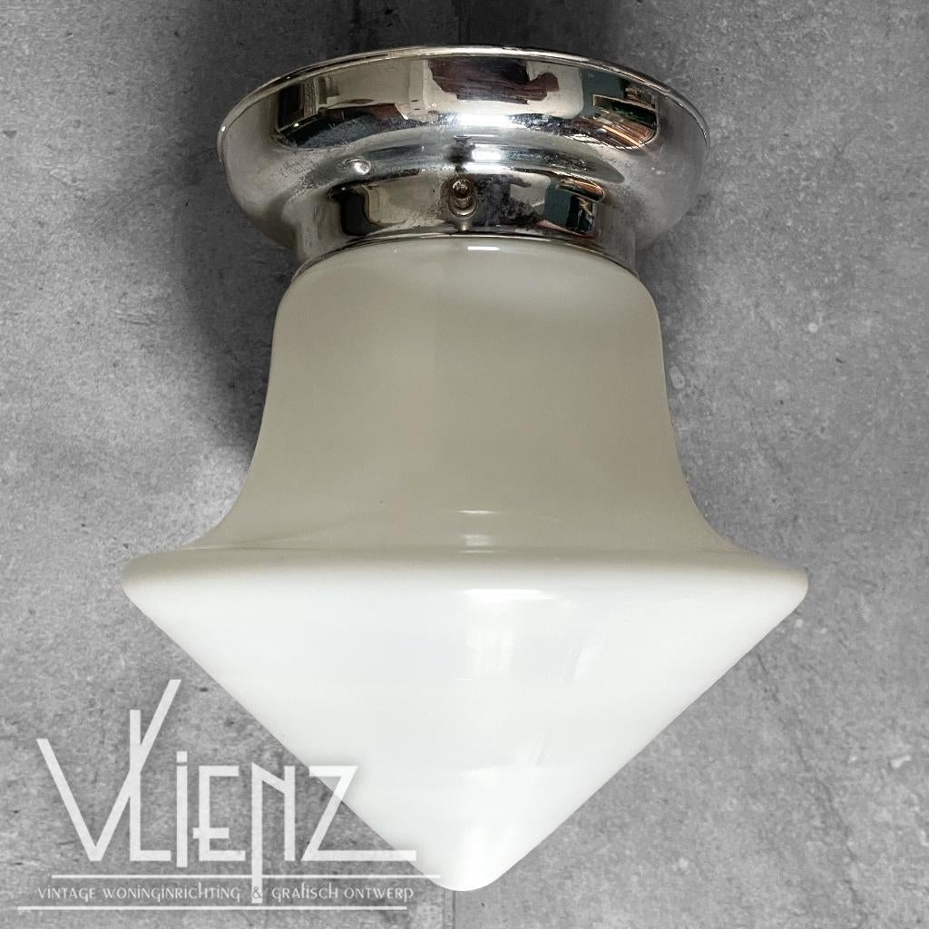 Vintage, art deco plafondlamp melkglas, metalen armatuur, Verzamelen, Retro, Huis en Inrichting, Ophalen of Verzenden