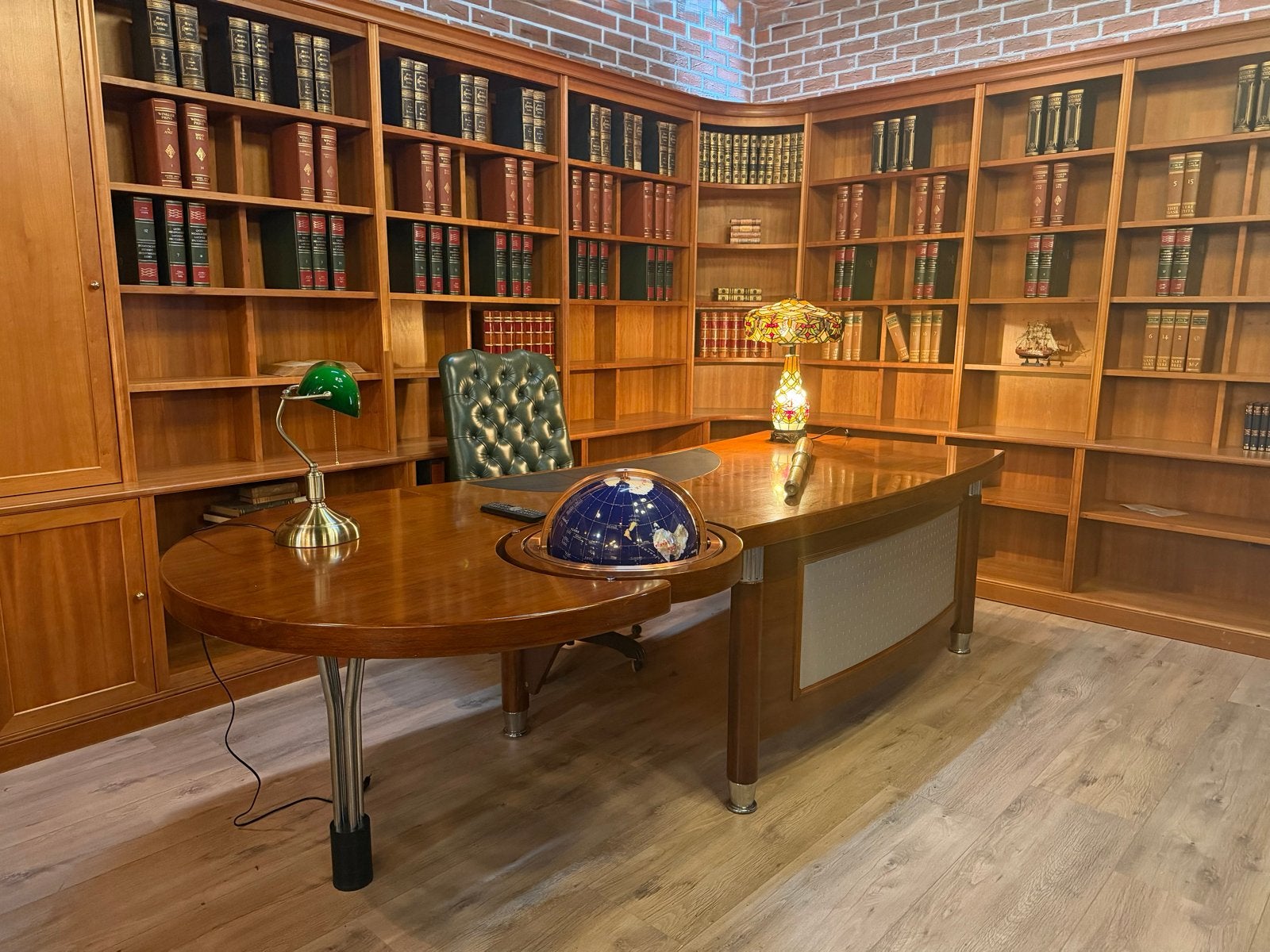 Engelse Boekenkasten & Bibliotheekkasten |  Showroom, Huis en Inrichting, Ophalen, Info@chesterfieldjunkie.nl, Gosem engelsstraat