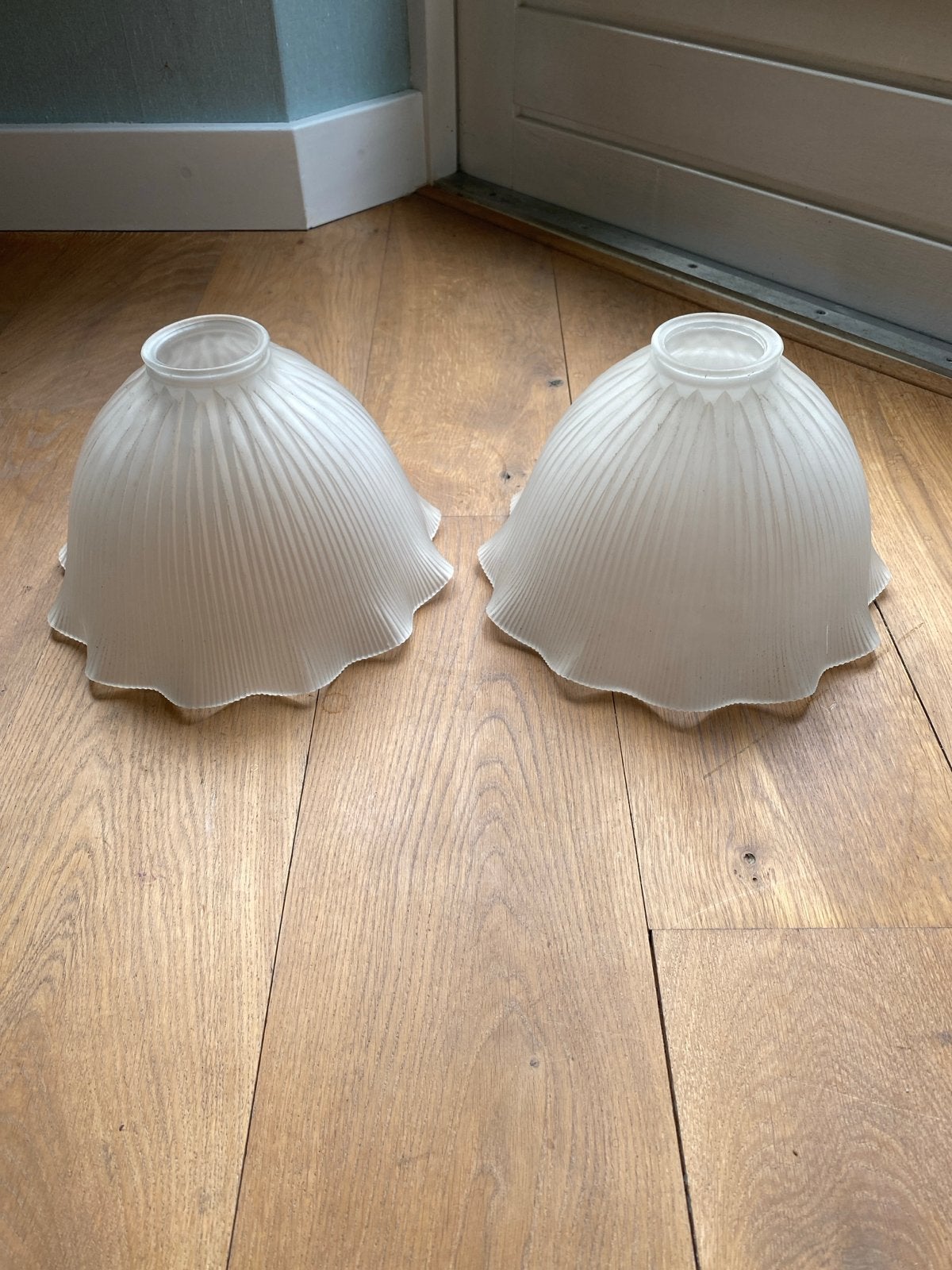 Foto 2 van Set van 2 vintage glazen lampenkappen