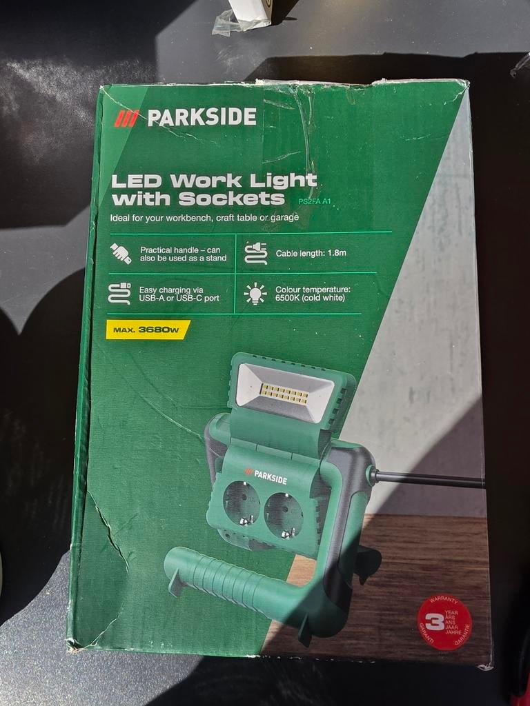 Parkside LED bouwlamp met stopcontacten, Ophalen