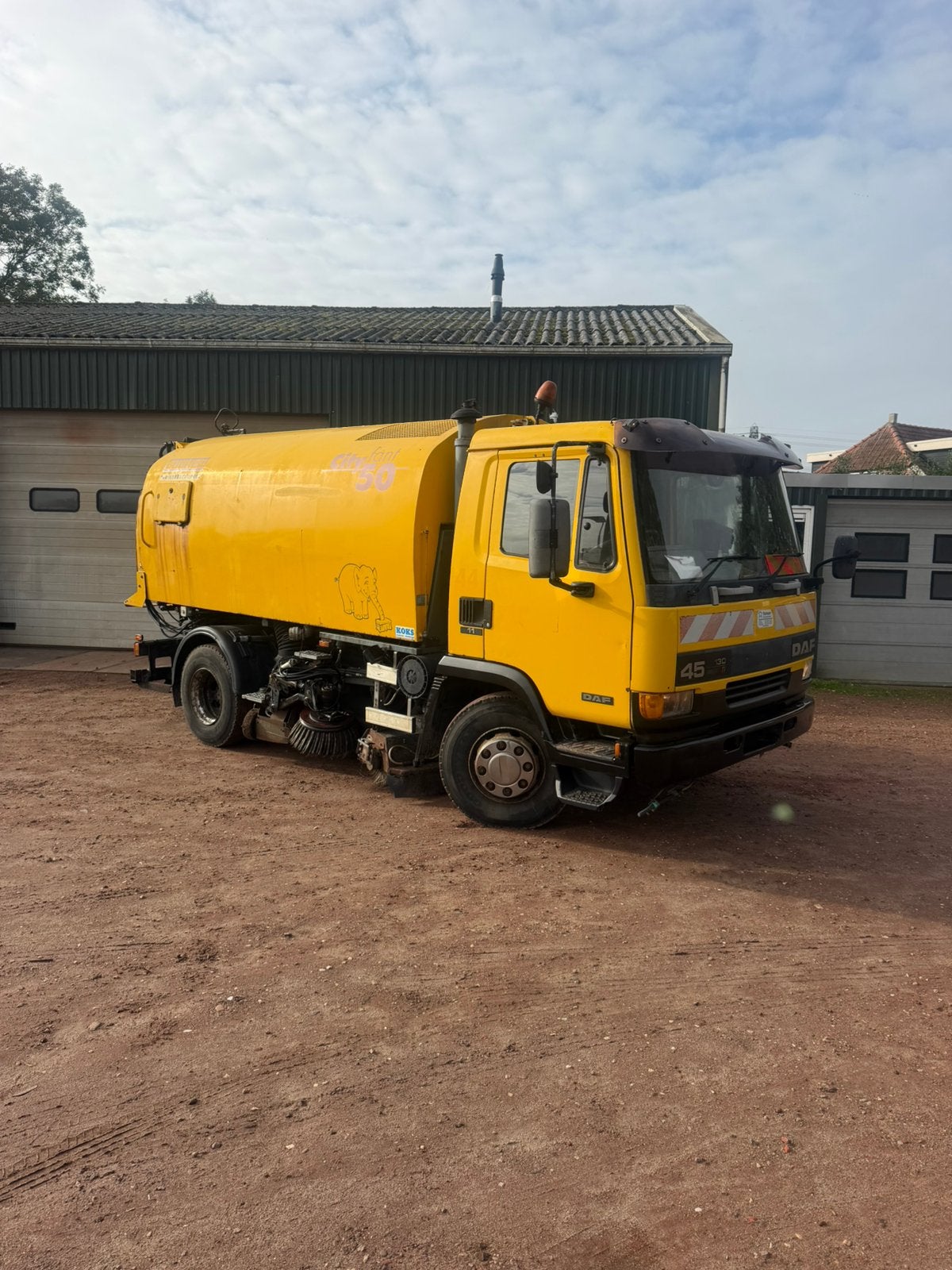 Veeg wagen veegauto straatveger daf lf45, Auto's, Achterwielaandrijving, Zwart, Geel, Bedrijf