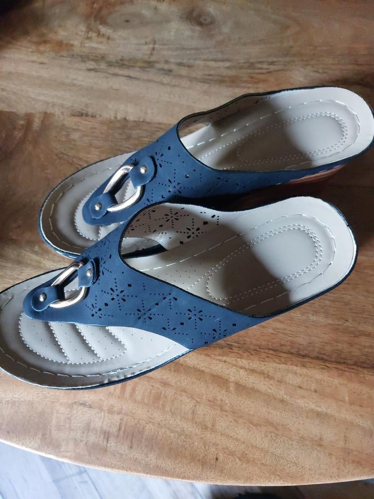 Nieuwe teenslippers, nooit gedragen. Maat 40., Kleding | Dames, Schoenen, Ophalen of Verzenden, Nieuw, Zwart
