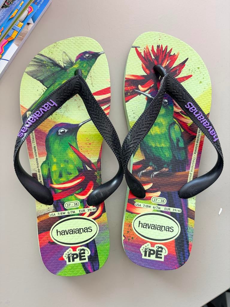 Havaianas slippers met kolibrie print, maat 39/40 zgan, Kleding | Dames, Ophalen of Verzenden, Gedragen, Groen, Slippers