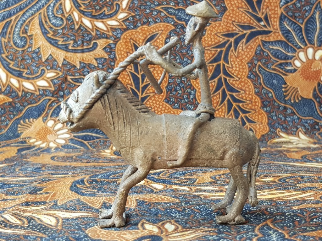 Krijger op paars mooi antiek brons beeldje uit India 10,6 cm, Antiek en Kunst, India, Handgemaakt, Ophalen of Verzenden, Brons