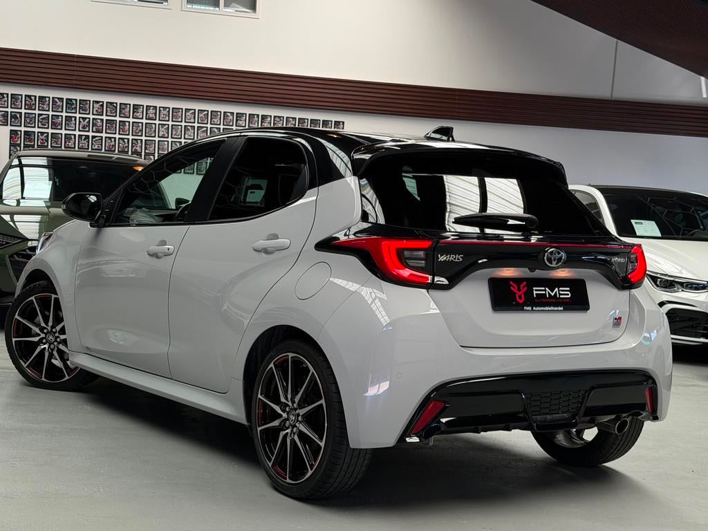 Toyota Yaris 1.5 Hybrid 130 GR SPORT HuD CarPlay Camera, Auto's, 450 kg, Gebruikt, Zwart, Met garantie (alle)
