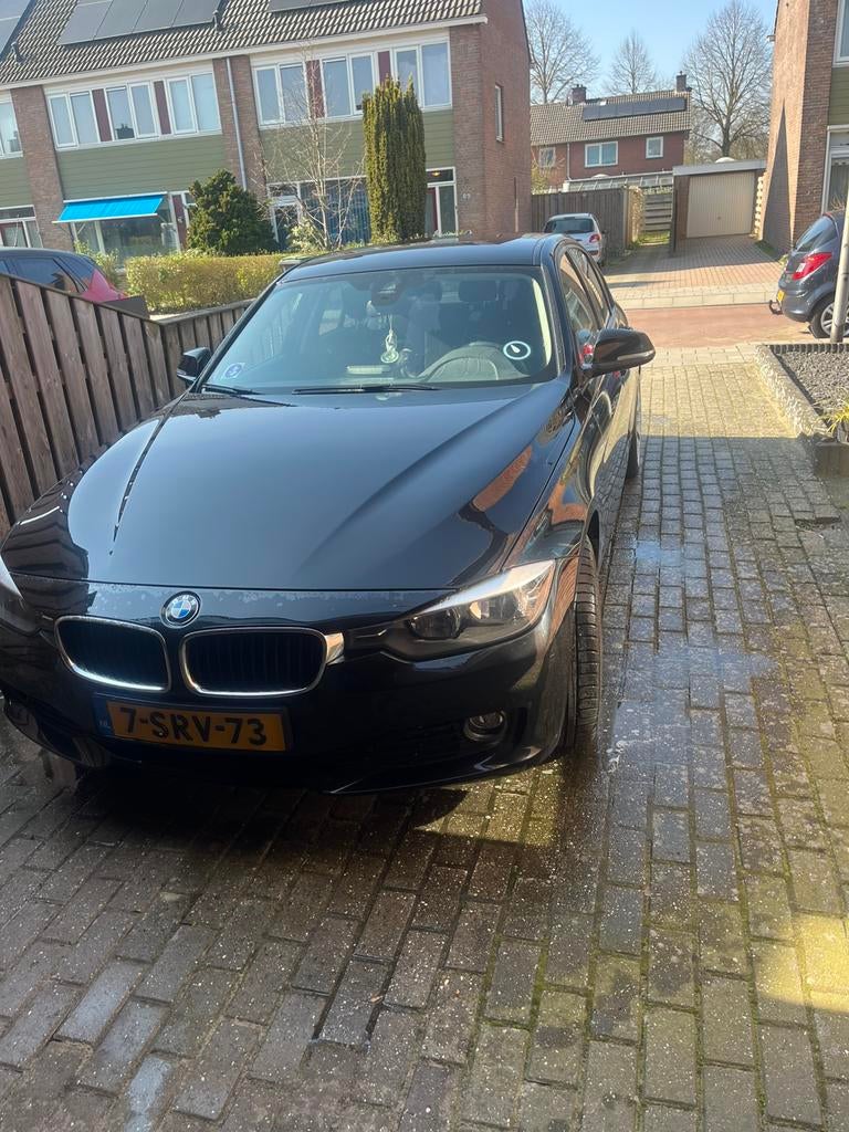 BMW 3-Serie 1.6 316I 2013 Zwart, Auto's, BMW, 1360 kg, 4 cilinders, Zwart, 75 €/maand