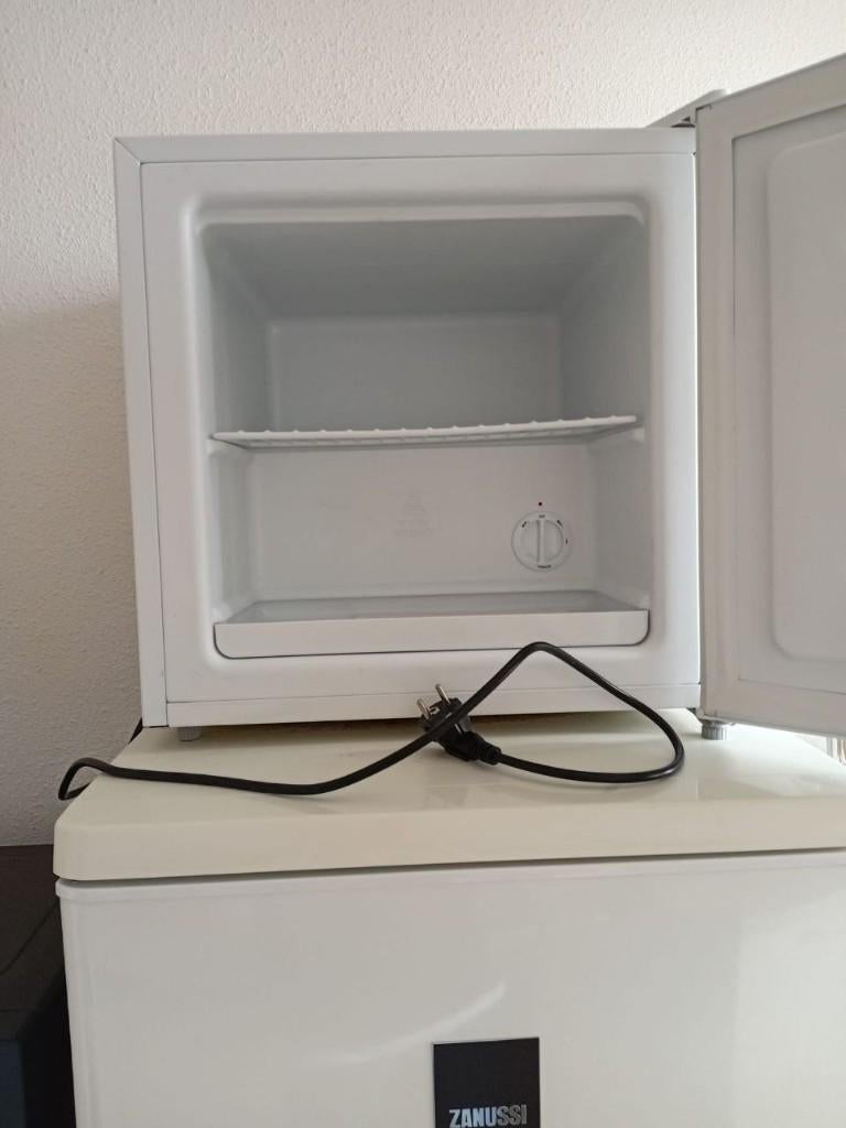 Salora vrieskastje, Witgoed en Apparatuur, Vriezers en Diepvrieskisten, Minder dan 85 cm, Minder dan 60 cm, Zo goed als nieuw