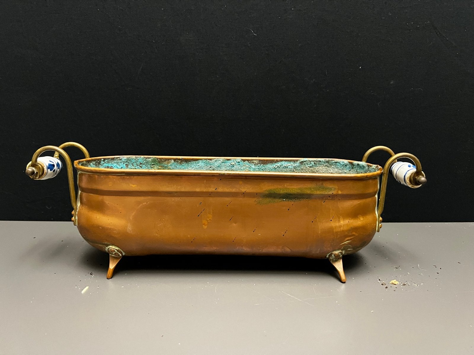 Antieke Koperen Bloembak met Porseleinen Handvatten, Antiek en Kunst, Ophalen of Verzenden, Koper