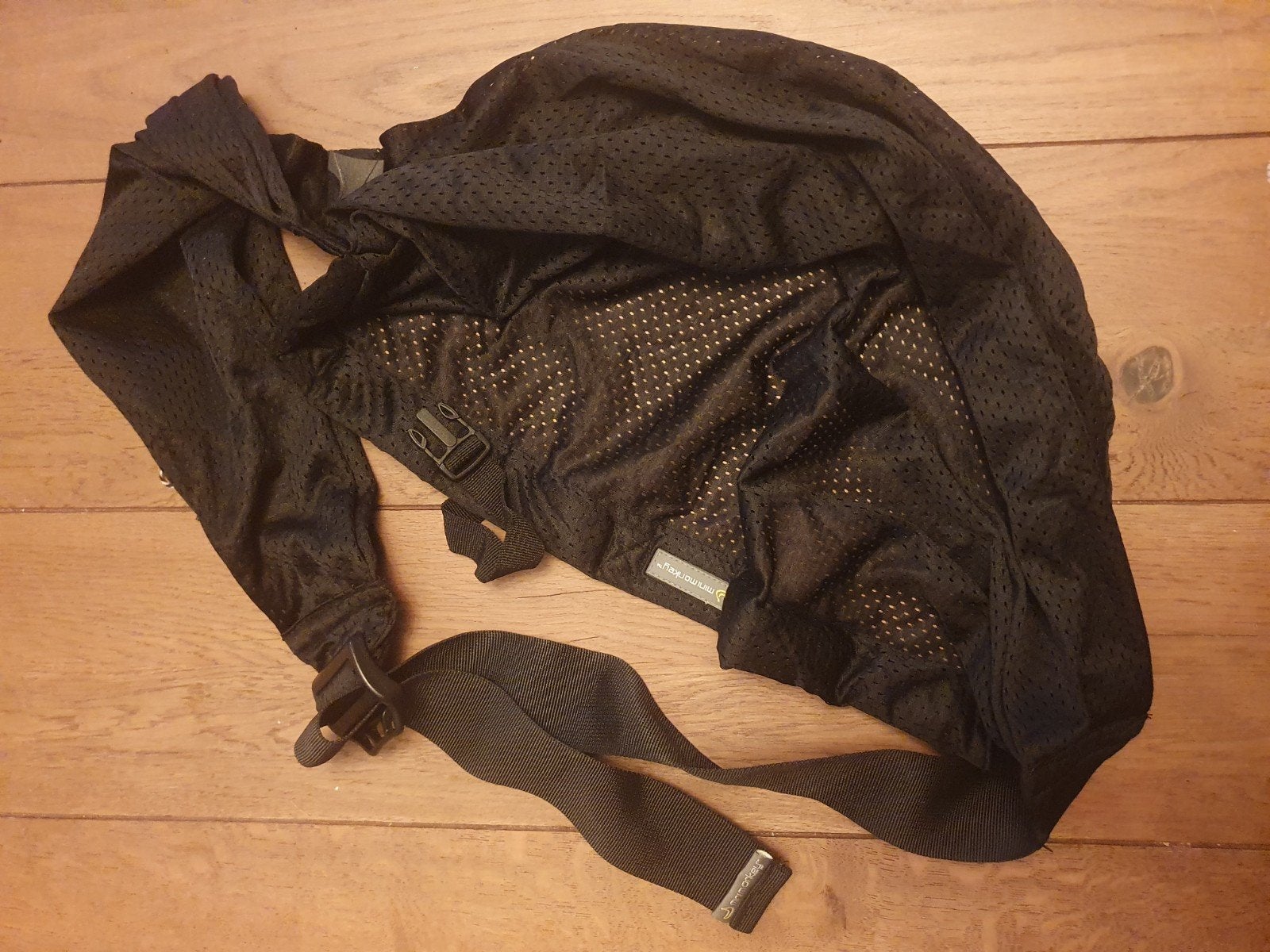 Minimonkey Mini Sling - Babydrager ideaal voor zwembad, Overige merken, Ophalen of Verzenden, Zo goed als nieuw, Buik