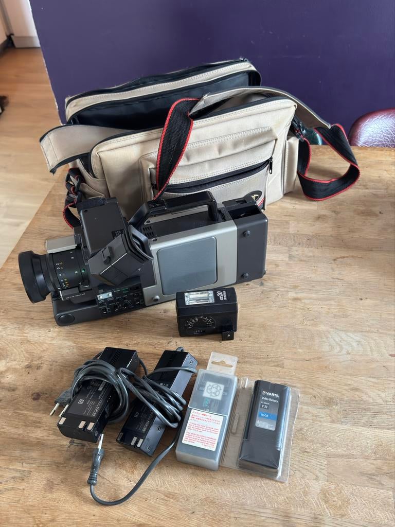 Sony Video8 Pro CCD-V100E camera met accessoires, Ophalen of Verzenden, 8mm, Camera