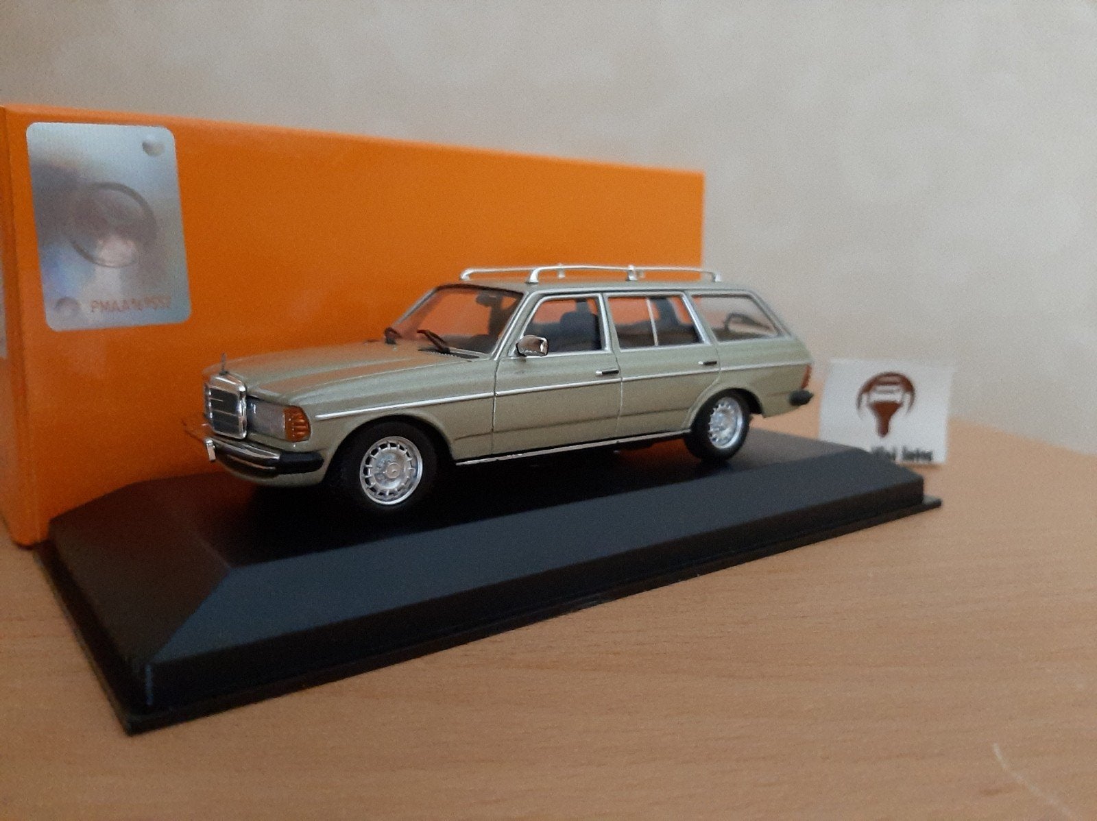 Mercedes Benz 230 TE (S123) lichtgroen met./Maxichamps 1:43, Hobby en Vrije tijd, Modelauto's | 1:43, Overige merken, Auto, Nieuw