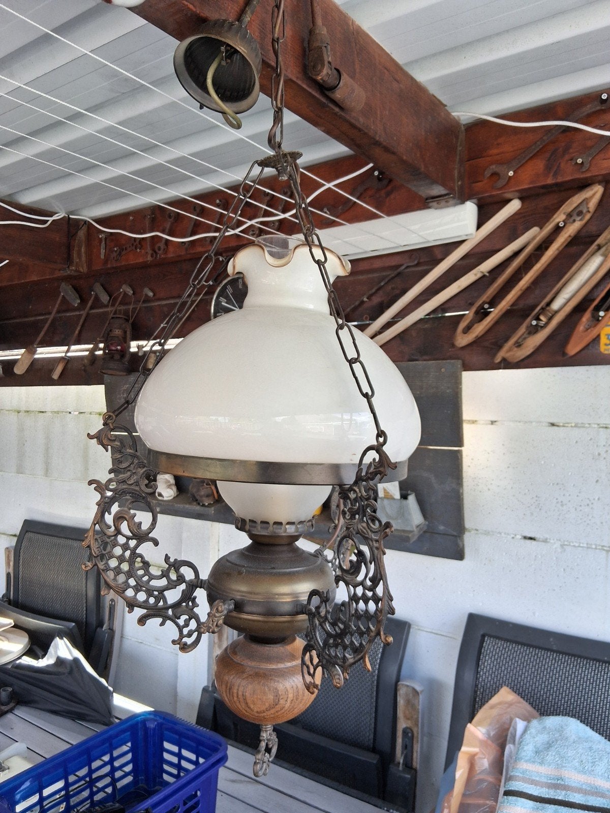 Antieke hanglamp met melkglas en sierlijk smeedwerk, Ophalen of Verzenden