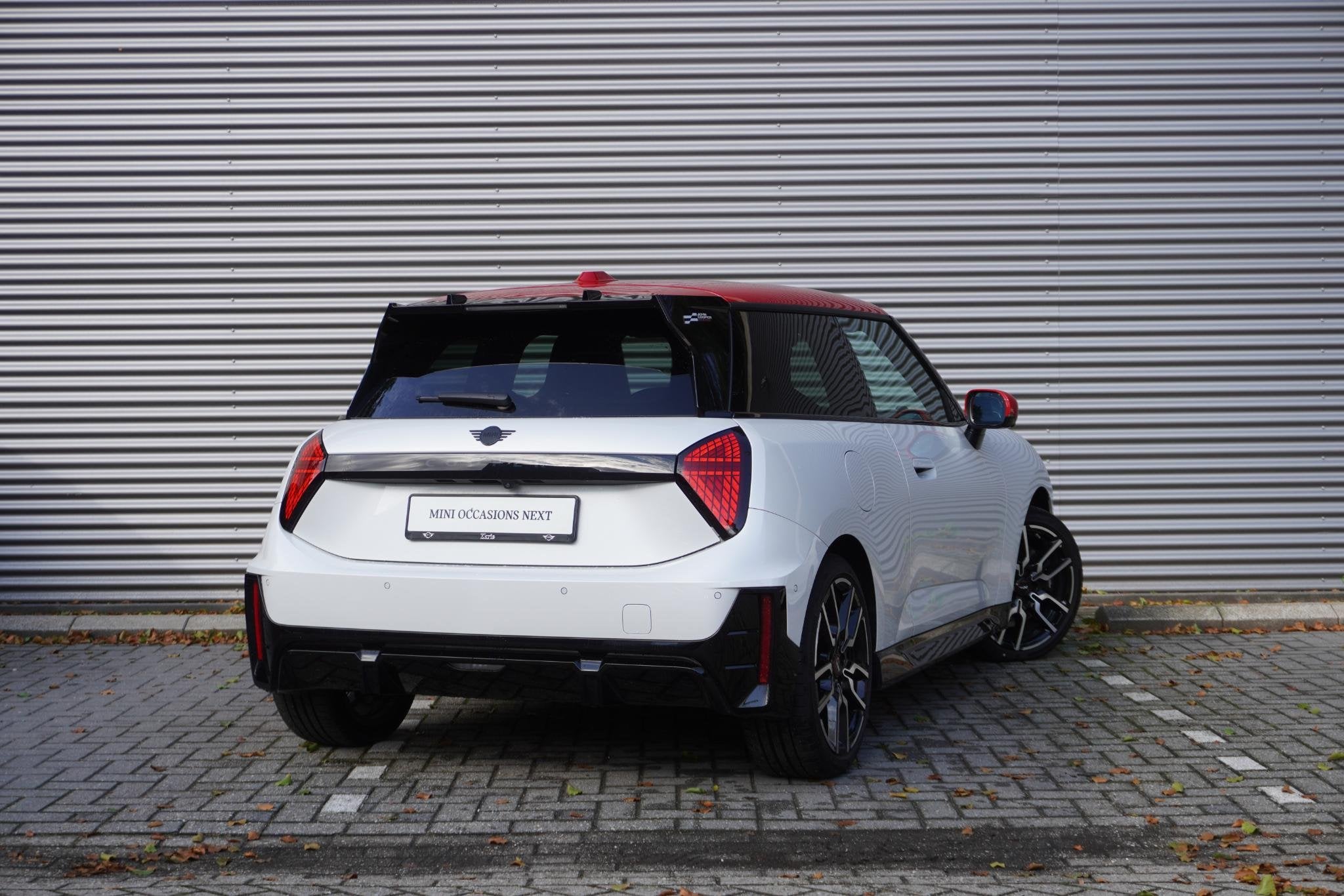 MINI 3-Deurs Cooper E John Cooper Works Pakket XL | Glazen P, Auto's, Gebruikt, 41 kWh, Met garantie (alle), 4 stoelen