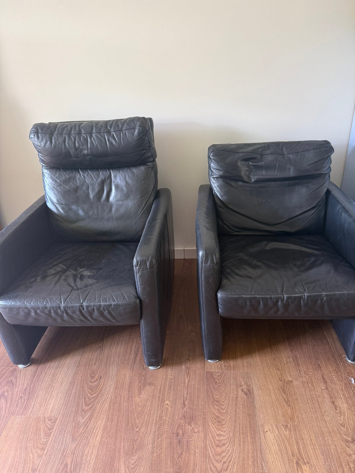 Twee zwart lederen fauteuils, Ophalen, Gebruikt, 50 tot 75 cm, Leer