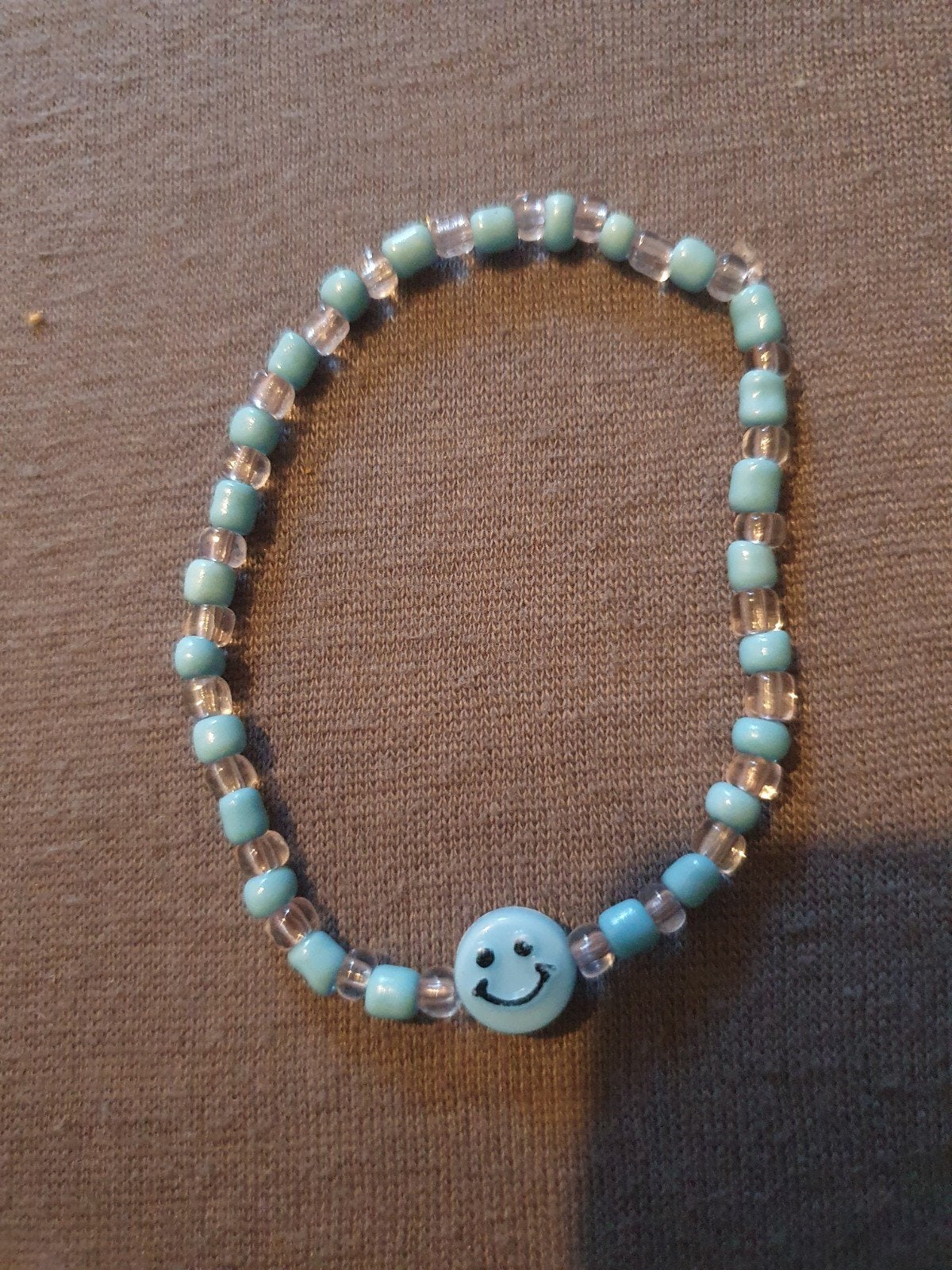 Leuke blauwe kralenarmband met smiley bedel, Blauw, Kunststof of Plastic, Nieuw, Ophalen of Verzenden