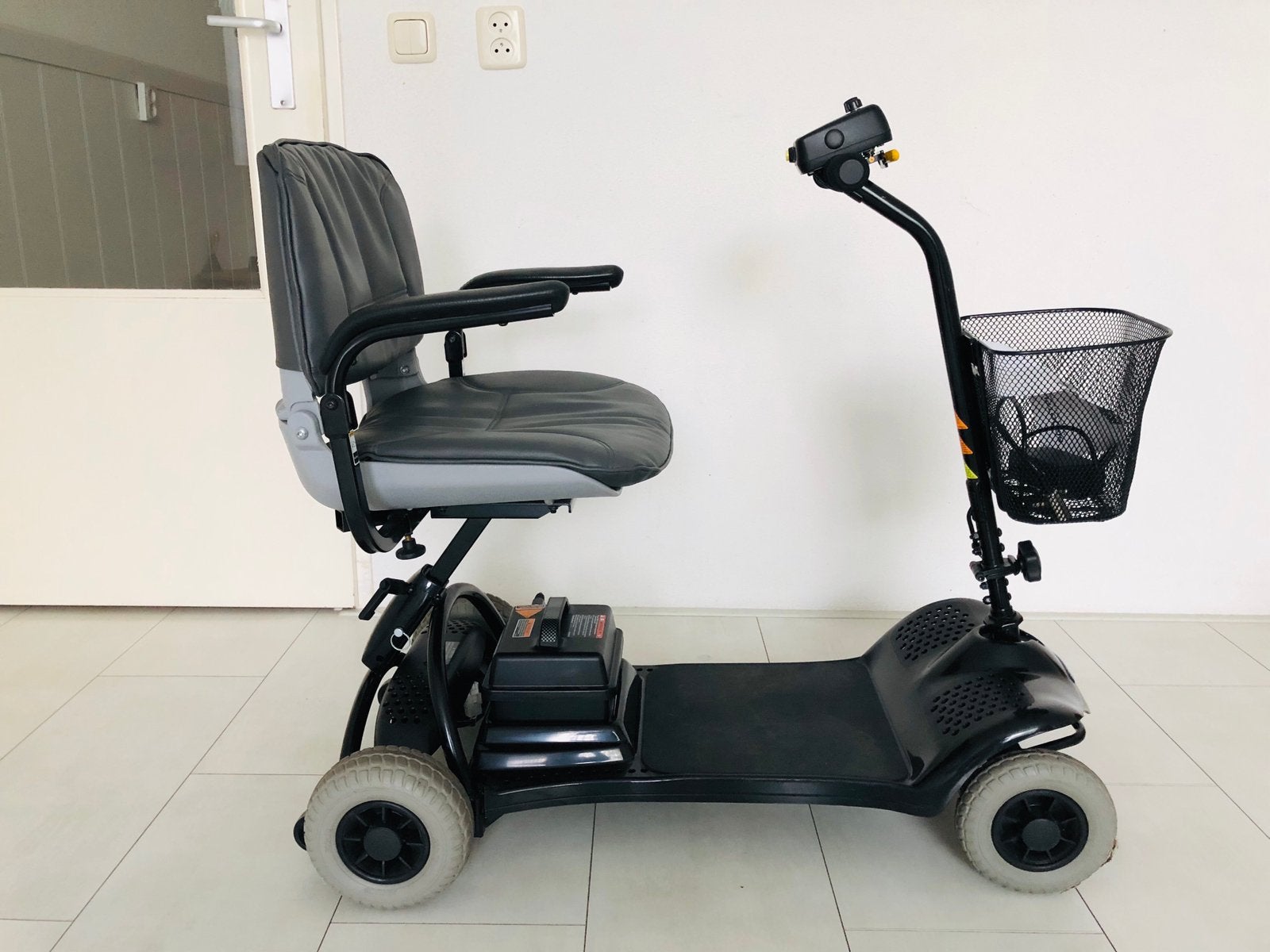 Vrij nieuwe opvouwbare inklapbare scootmobiel demontabel 4w, Diversen, Ophalen of Verzenden, Zo goed als nieuw