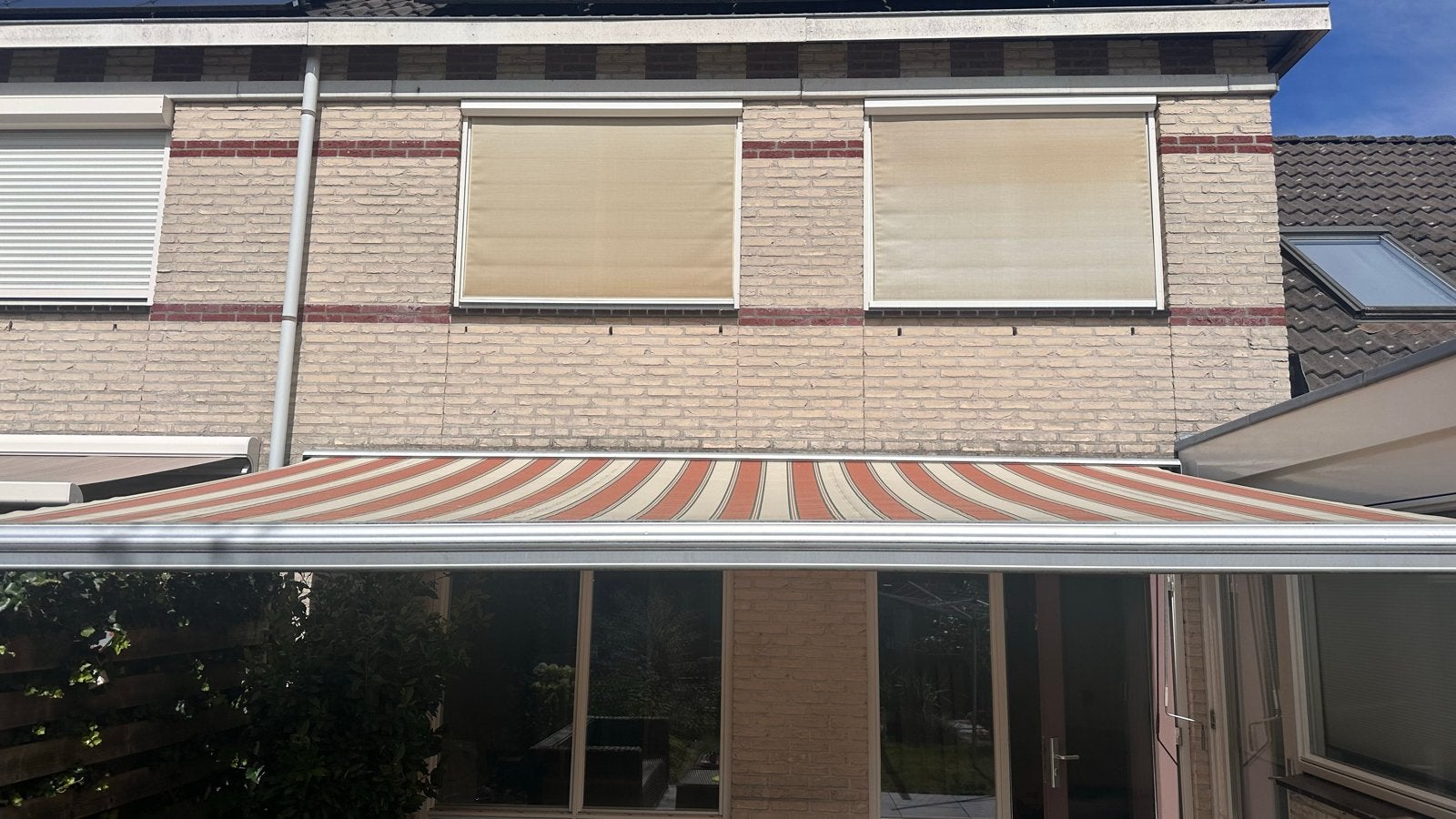 Uitvalscherm/Knikarmscherm, Ophalen, 450 cm of meer, Elektrisch, Zo goed als nieuw