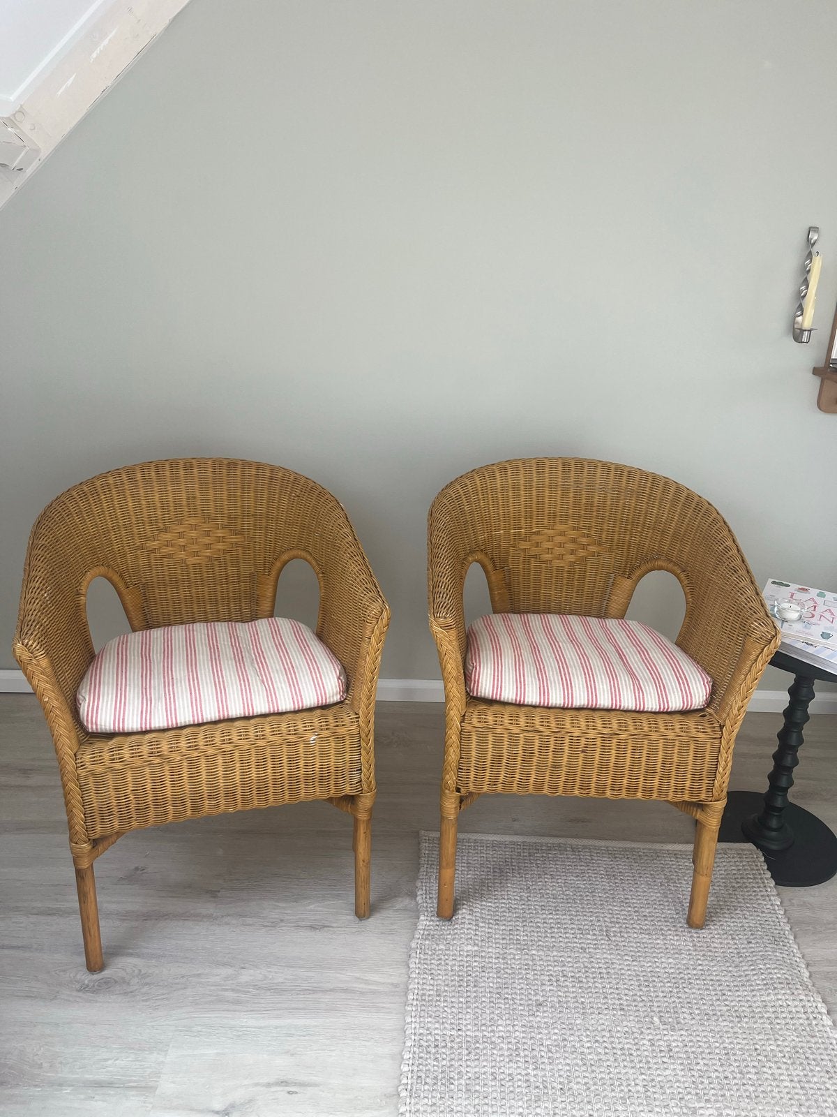 Set van 2 IKEA AGEN roten stoelen met kussens, Huis en Inrichting, Gebruikt, Twee, Bruin, Riet of Rotan