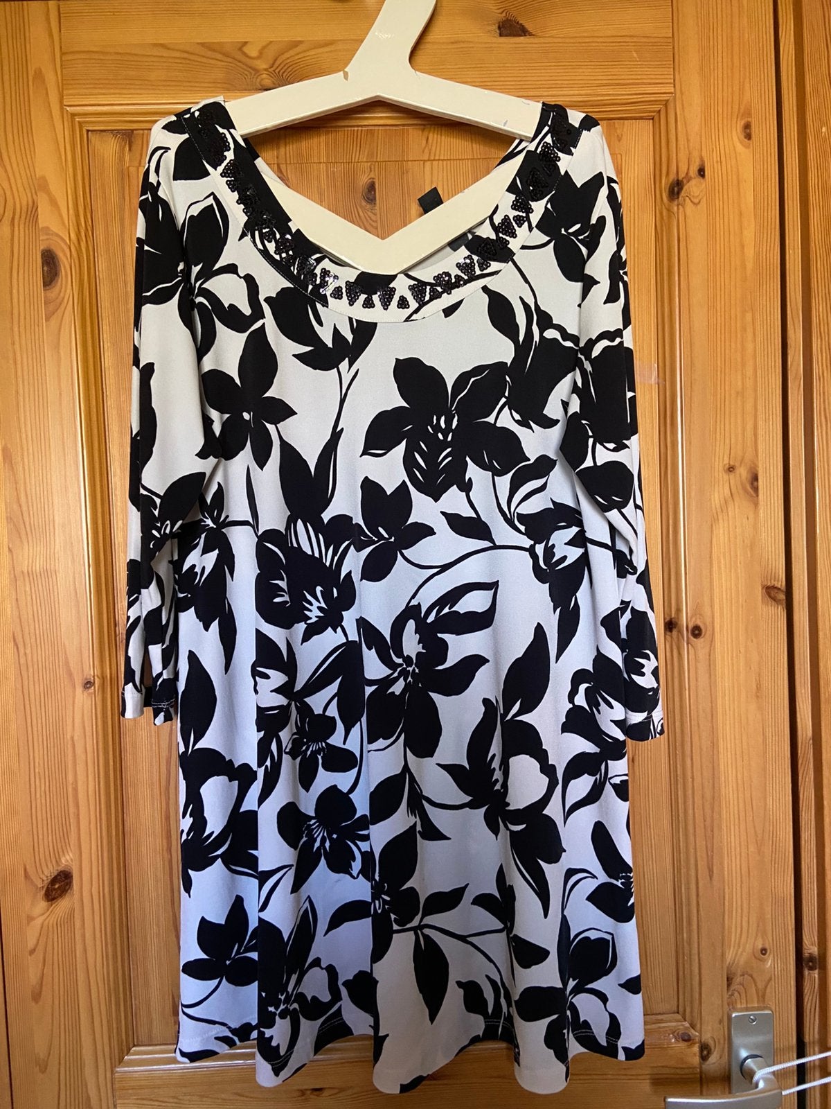 Tuniek Yoek line wit zwarte bloemen M 42/44 oto 56 lg 85, Ophalen of Verzenden, Zo goed als nieuw, Maat 42/44 (L), Wit
