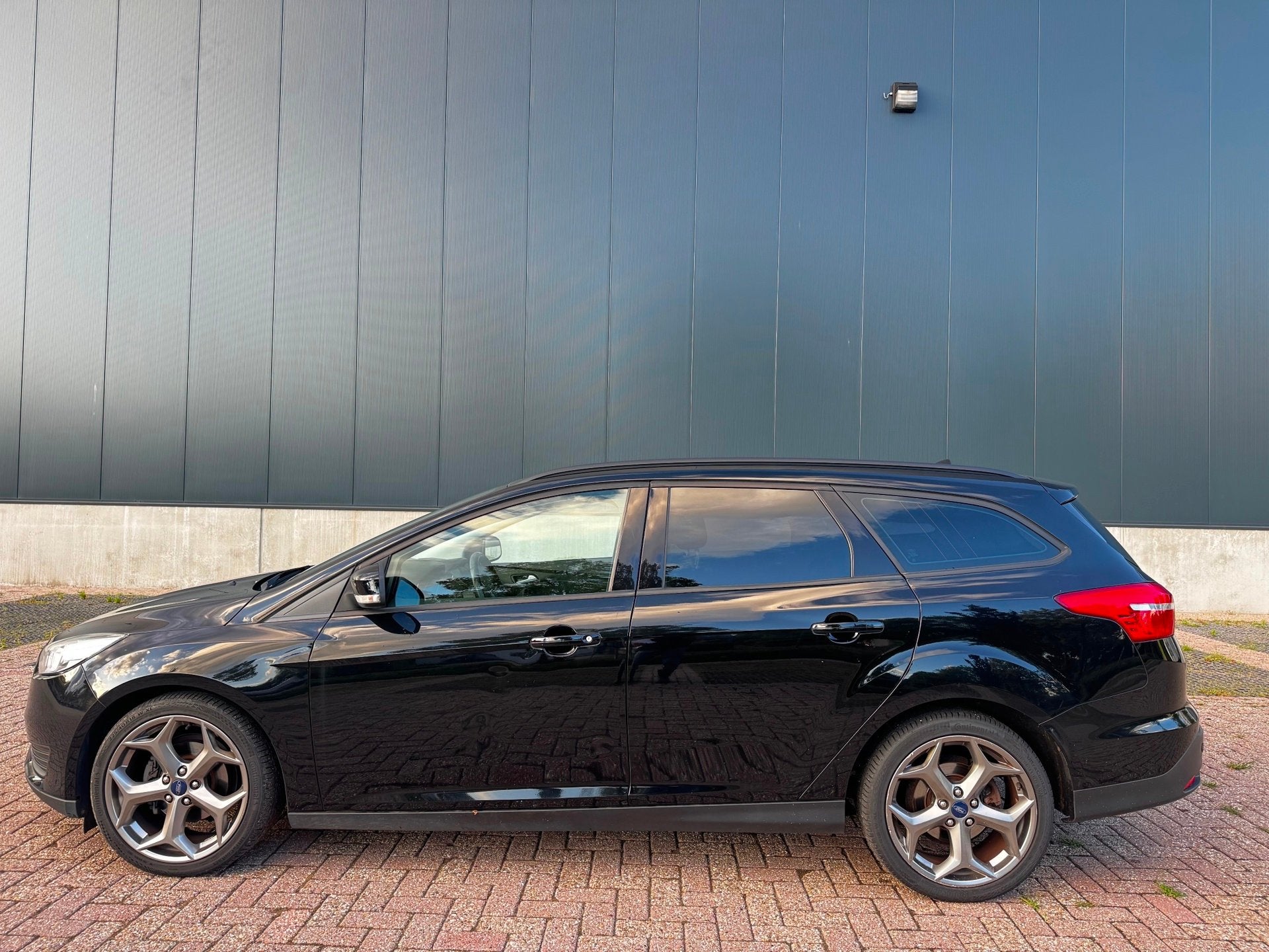 Ford Focus Wagon 1.0 Trend|NAVI|PSENSOR|CRUISE|IJSKOUD AIRCO, Auto's, 101 pk, Gebruikt, Euro 6, Zwart