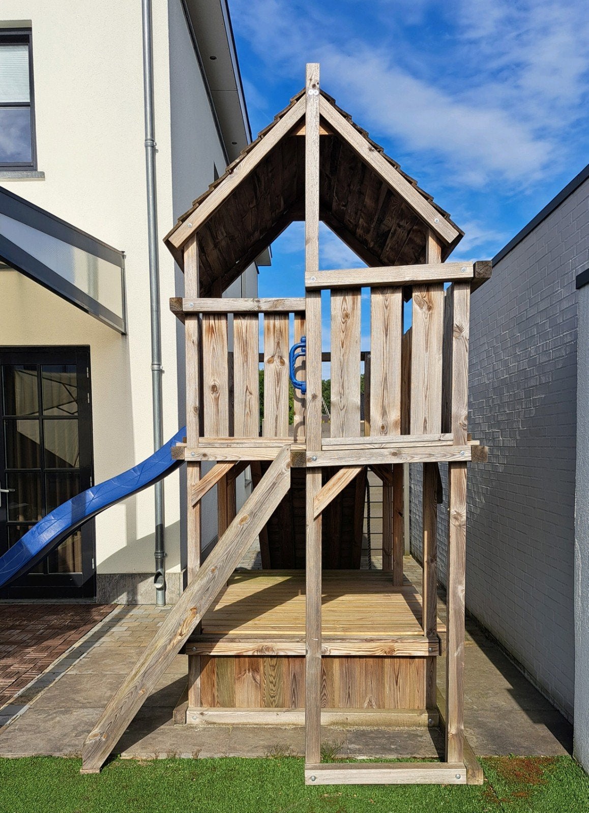 Houten speelhuisje met glijbaan en zandbak, Kinderen en Baby's, Speelgoed | Buiten | Speeltoestellen, Ophalen, Gebruikt, Zandbak
