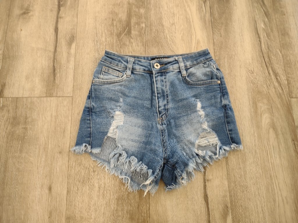 Mooie blauwe korte spijkerbroek van Daysie, maat 36-S. Short, Blauw, Onb, Ophalen of Verzenden, W28 - W29 (confectie 36)