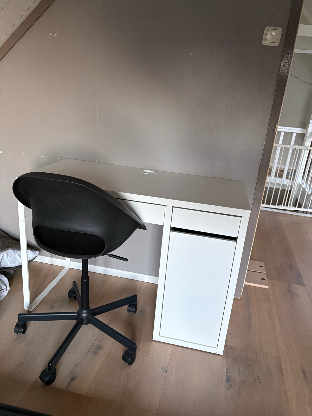 IKEA (kinder) Bureau met bureaustoel - Zgan, Ophalen, Met lades, Spaanplaat of MDF, Zo goed als nieuw