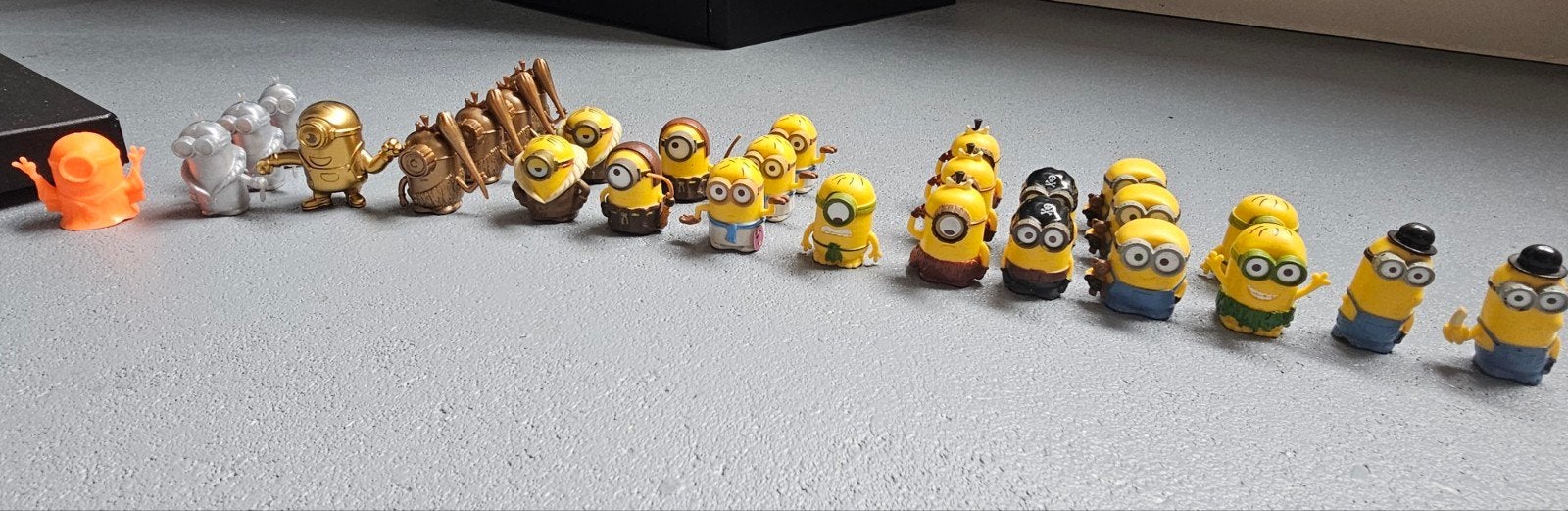 Minions figuren - set met 20 stuks (eentje mist handje), Ophalen of Verzenden, Gebruikt